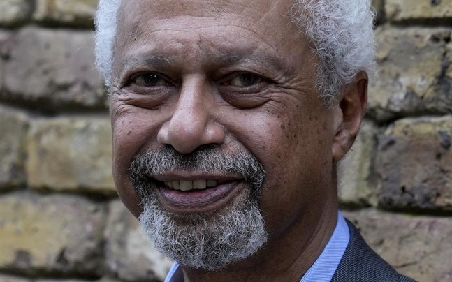 Abdulrazak Gurnah beskriver den brittiska monarkin som något av en såpopera, men vill inte vara fördömande.