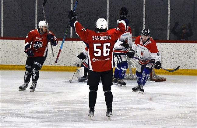 Snabba klipp i Komarov Arena. Owen McDade och Fredrik Sandberg jublar över 1–0.