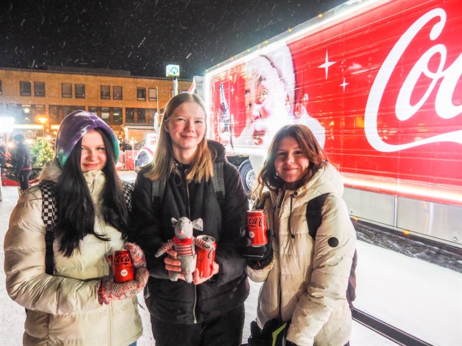 De tre vännerna Vilja Kuorikoski, Sofia Tuikka och Jessika Tylli har varsin Coca-Cola Zero i handen. De passade på att ta några bilder vid bilen med sin julråtta.