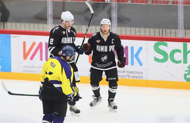 Mika Halava, till höger, firar ett mål mot Kraft tillsammans med Riku Rautavirta.