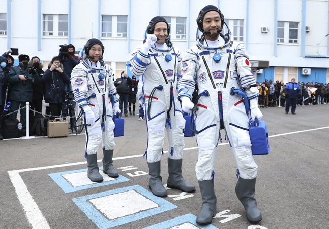 Yusaku Maezawa, Aleksandr Misurkin och Yozo Hirano inför avfärden.