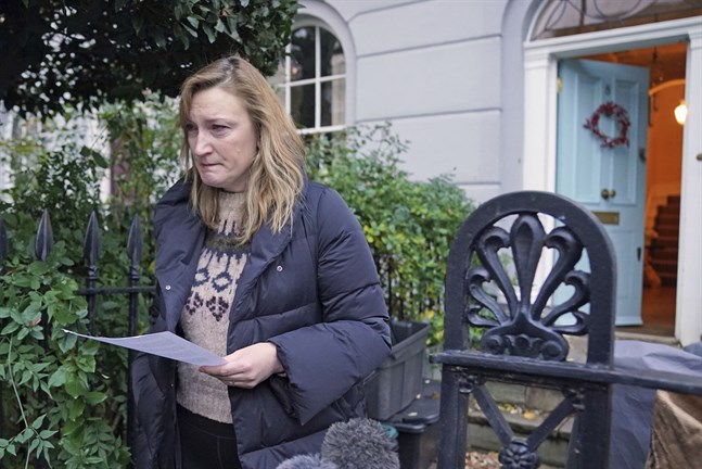 Allegra Stratton, rådgivare till Storbritanniens premiärminister Boris Johnson, brister i gråt när hon på onsdagen meddelar sin avgång efter att att en video läckt om olämpligt uppförande under en sammankomst i samband med jul förra året.
