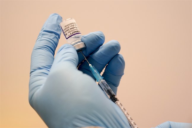 Omikronvarianten kan till viss del undvika skyddet från Pfizer-Biontechs vaccin, visar en ny studie från Sydafrika.