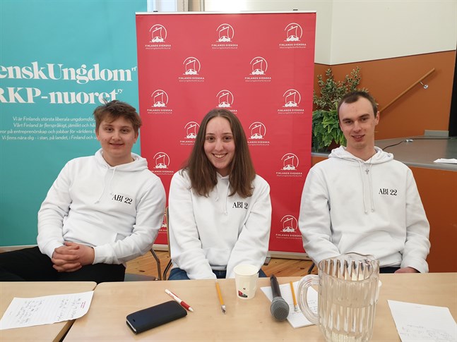 I det vinnande laget från Kronoby gymnasium deltog från vänster Daniel Lindgren, Ina Svenfelt och Fred Svenlin.