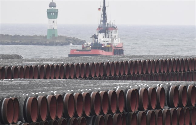 Rör till gasledningen Nordstream 2 i Östersjön ligger staplade i hamnen vid Sassnitz i Tyskland.
