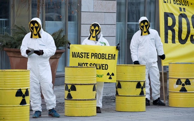 Greenpeace demonstrerade i samband med att Svensk Kärnbränslehantering (SKB) lämnade in sin ansökan om slutförvaring 2011.