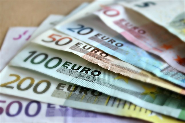 Den genomsnittliga skattepliktiga inkomsten för högutbildade var knappt 48 000 euro 2020. Det är nästan dubbelt mer än den genomsnittliga skattepliktiga inkomsten för icke-högutbildade personer.