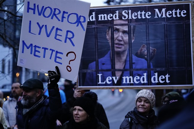 "Varför ljuger Mette?", står det på ett plakat när det skedde demonstrationer i samband med minkkommissionens förhör av statsminister Mette Frederiksens (S).
