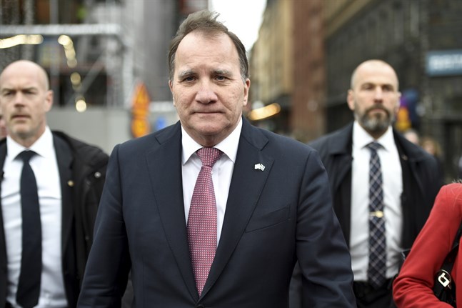 Statsminister Stefan Löfven (S) på väg till talmannen för att lämna in sin avskedsansökan. Bilden togs den 10 november i år.