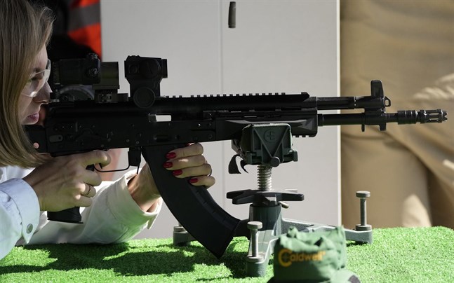En kvinna avfyrar en automatkarbin tillverkad av det ryska företaget Kalasjnikov. Bilden och vapnet har inget samband med texten.