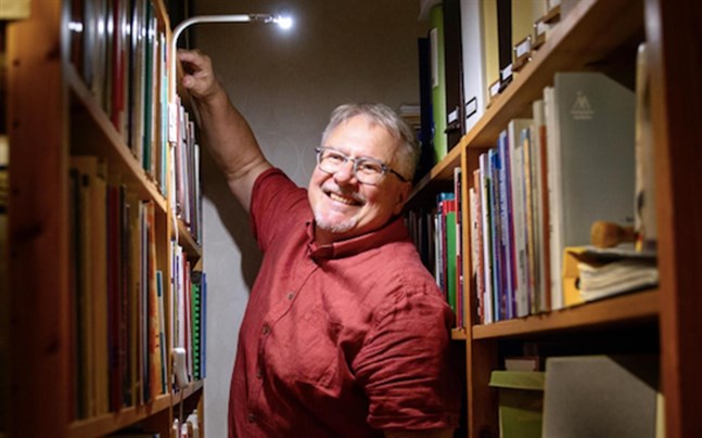 – Det jag forskar i är hur språket fungerar, hur de som flyttar in känner sig och hur identiteten konstrueras, säger Jan-Ola Östman.