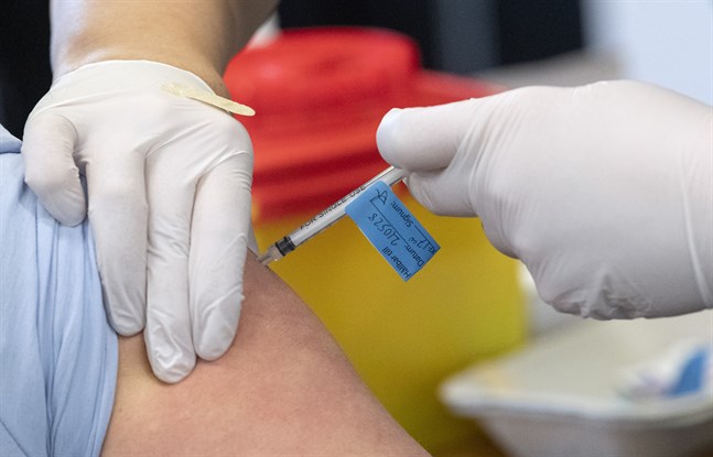 Vaccinerade som smittas med covid-19 sprider viruset vidare i mindre utsträckning än ovaccinerade eftersom de är sjuka en kortare period, enligt ny amerikansk studie. Arkivbild.