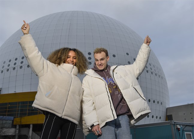 Jacqline Mossberg Mounkassa och Birkir Blær tävlar om förstaplatsen i "Idol".