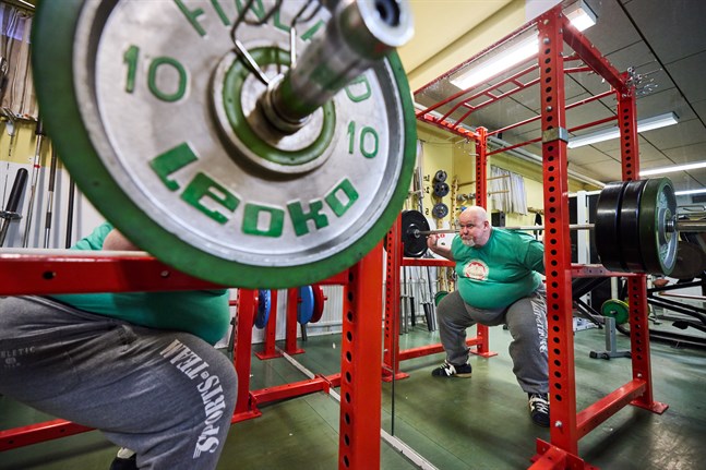 "Hann du med, eller ska jag ta en till, frågar Pertti Lähteenmäki av fotografen. Här är 140 kilo skrot på stången.