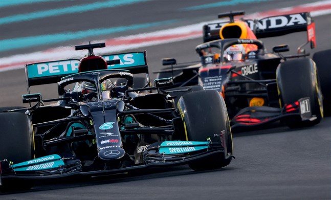 Mercedes Lewis Hamilton och Red Bulls Max Verstappen gör upp om världsmästartiteln på söndag. De står på exakt samma poäng inför det sista loppet.