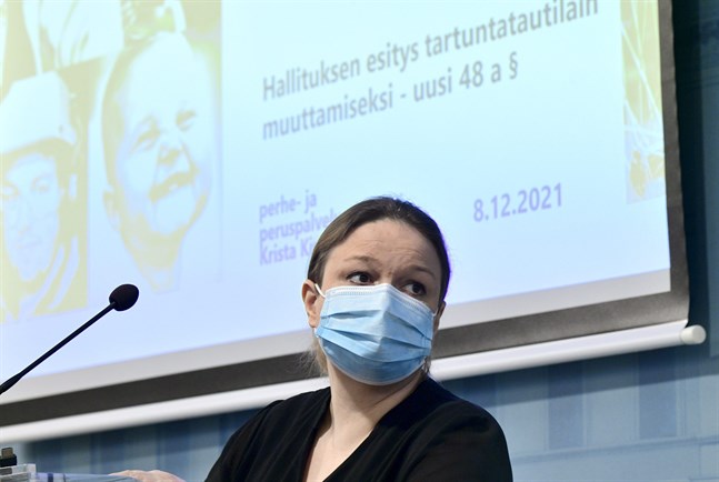 Familje- och omsorgsminister Krista Kiuru oroar sig för vårdpersonalens ork. Därför vill hon nu att vi tar i bruk hemtester i större omfattning.