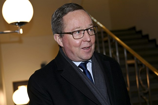 Näringsminister Mika Lintilä (C) var ute bland folk under helgen efter att han fått meddelande om att han exponerats för coronasmitta. Nu ber ministern om ursäkt för sitt agerande.