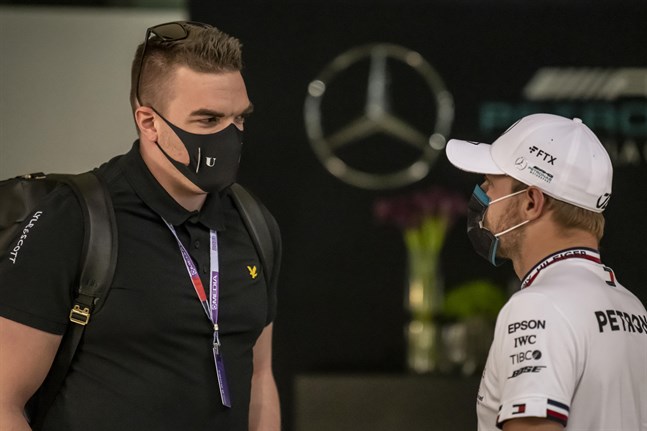 Vår formel 1-reporter Christoffer Lindén. till vänster, i samspråk med Valtteri Bottas i Abu Dhabi.