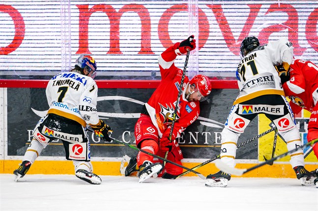 Axel Holmström går på knäna mot Kärpäts Topi Niemelä och Ludwig Byström.