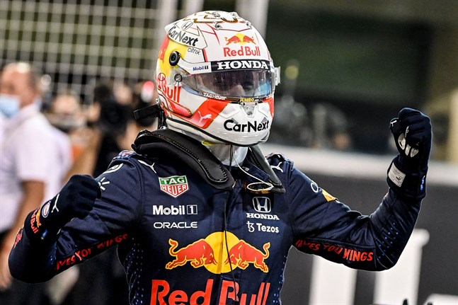 Max Verstappen firar pole position i Abu Dhabi.