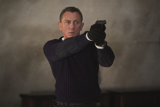 Med vapnet redo. Daniel Craig i sin sista film som James Bond.
