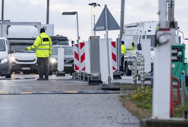 Polis kontrollerar trafiken på Öresundsbron.