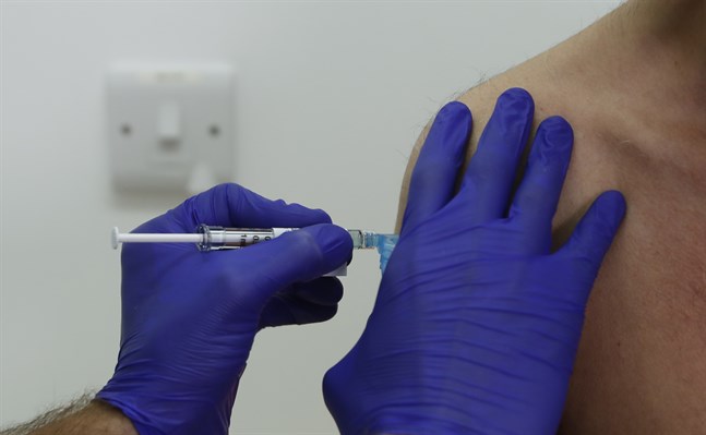 Covid-19-vaccin från amerikanska Novavax injicieras under ett test i London. På måndag kan vaccinet komma att godkännas av EU:s läkemedelsmyndighet EMA. Arkivbild.