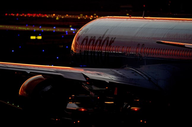 Ett flygplan i solnedgången på Frankfurts flygplats. Arkivbild.