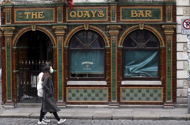 En av flera pubar i Dublin som kommer att stänga redan klockan åtta på kvällen. Arkivbild.