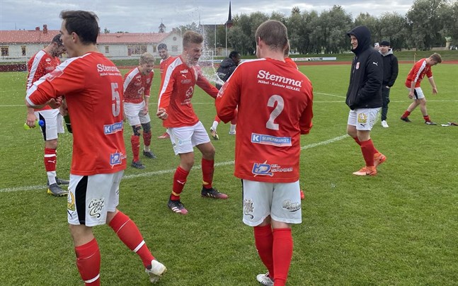 Det var skumpakalas – här är det Elias Rantala som får sig en dusch – på Kristinaplan i september då Sporting Academy säkrade avancemang till fyran. Och meningen är att klubben ska ha ett lag både i trean och i fyran.