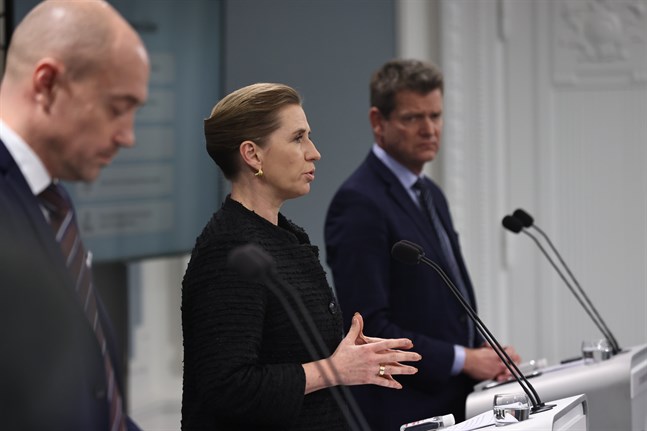 Danmarks statsministern Mette Frederiksen (S) berättar om de nya coronarestriktionerna på en pressträff.
