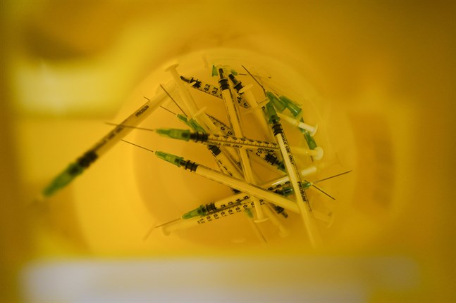 Använda sprutor efter covidvaccinering i London, Storbritannien tidigare denna månad. WHO konstaterar nu att omikronvarianten av covidsmittan finns i 89 länder och att den sprider sig snabbt. Arkivbild.