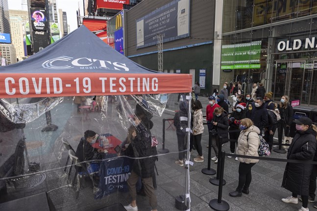 Köerna ringlar långa vid New Yorks testcenter för covid-19. Här köas folk på Times Square.