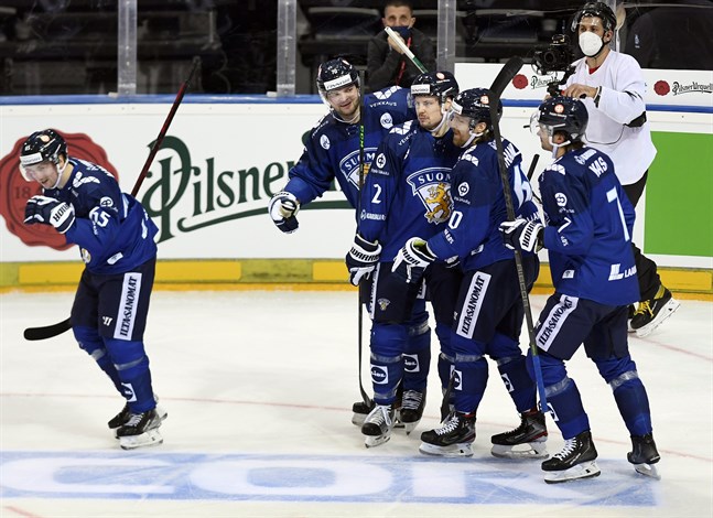 Sakari Manninen (längst till vänster), Teemu Hartikainen, Ville Pokka, Markus Granlund och Oliwer Kaski har fått fira två raka segrar i den ryska EHT-turneringen i Moskva.