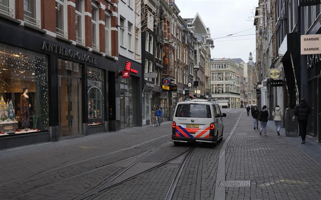 Nederländerna har infört Europas kanske hårdaste lockdown just nu. Den här shoppinggatan i Amsterdam brukar vara smockfull med folk inför jul.