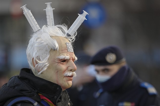 Demonstrant mot påbud om covidintyg i Rumänien.
