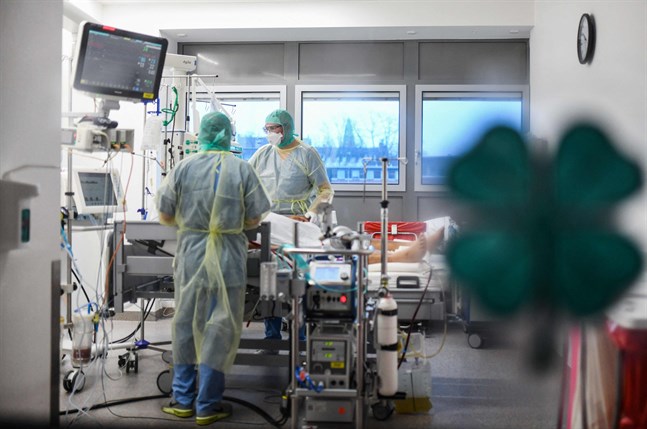 En covidpatient vårdas på intensiven på Bergmannsheil Klinikum i Bochum i västra Tyskland.