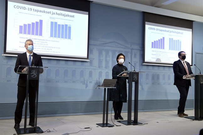 Avdelningschefen vid Social- och hälsovårdsministeriet Taneli Puumalainen (till vänster), ministeriets ledande expert Liisa-Maria Voipio-Pulkki och direktören vid Institutet för hälsa och välfärd Mika Salminen deltar i dagens presskonferens.