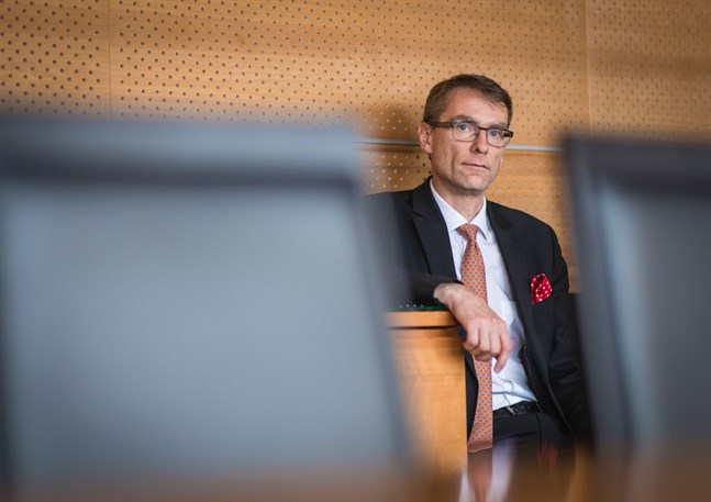 Justitiekansler Tuomas Pöysti betonar vikten av öppenhet för att medborgare ska acceptera coronabesluten. Arkivbild.