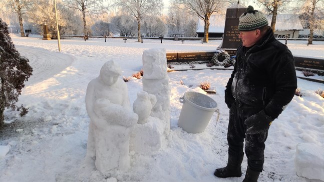 Skulpturerna görs genom att först stapla snöblock ovanpå varandra, berättar konstnären Set Åkerlund.