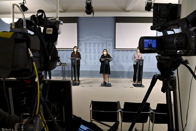 Det var ord och inga visor då ministrarna Li Andersson (V), Krista Kiuru (SDP) och Krista Mikkonen (Gröna) berättade hur de vill bromsa omikrons framfart i Finland.