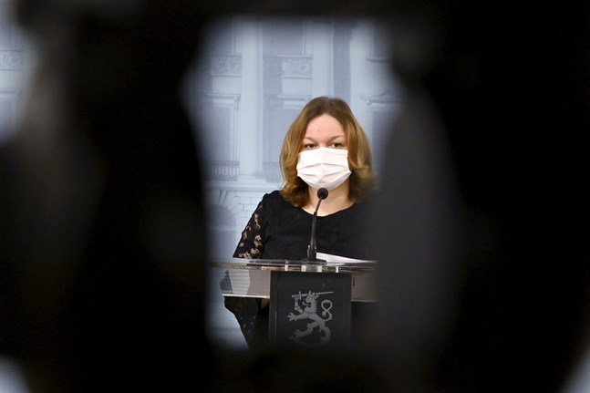 Familje- och omsorgsminister Krista Kiuru (SDP) informerade om regeringens nödbroms på onsdag. Den är programmerad att variera i förhållande till smittrisken.