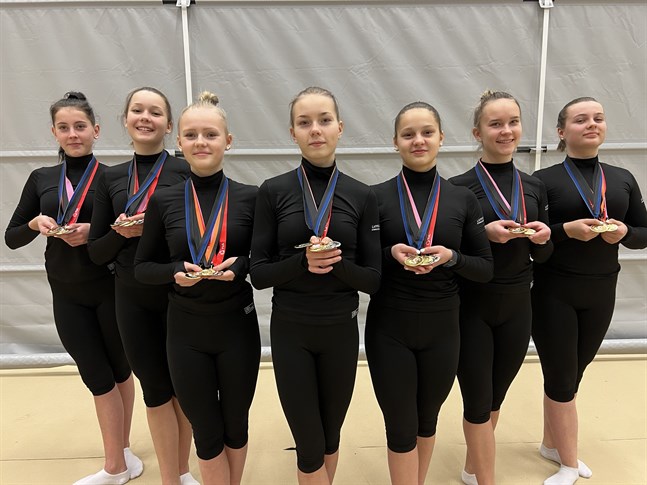 Inka Wahlroos, till vänster, Aurora Krasniqi, Nova Bergkulla, Minnie Ylikoski, Emelie Enlund, Laura Ylikoski och Alexandra Engelholm visar stolt upp höstens saldo, fem medaljer.
