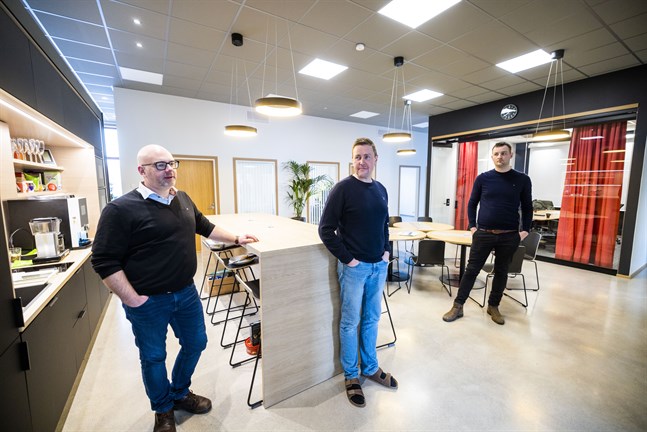 Andreas Renfält, Fredrik Norrlin och Tobias Hästbacka delar kontorshotellet med sju andra företag. Norrlin från NK bokföring och Renfält och Hästbacka från Keskis group har de största kontorsutrymmena i huset.