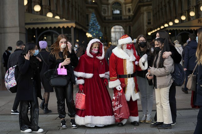 Tomtemor och tomtefar träffar ungdomar i en galleria i Milano i Italien. När landet nu återigen ställer krav på munskydd i offentliga miljöer står tomtarna redo.
