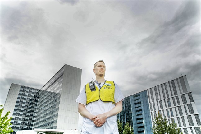 – Nu ökar antalet patienter drastiskt, säger sjukskötaren Marcus Norrgård som arbetar i Helsingfors.