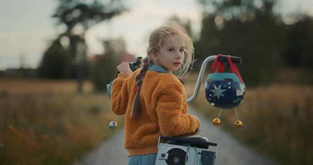 Lilah Sandberg från Vasa är stjärnan i familjefilmen "Min pappa är en alien”.