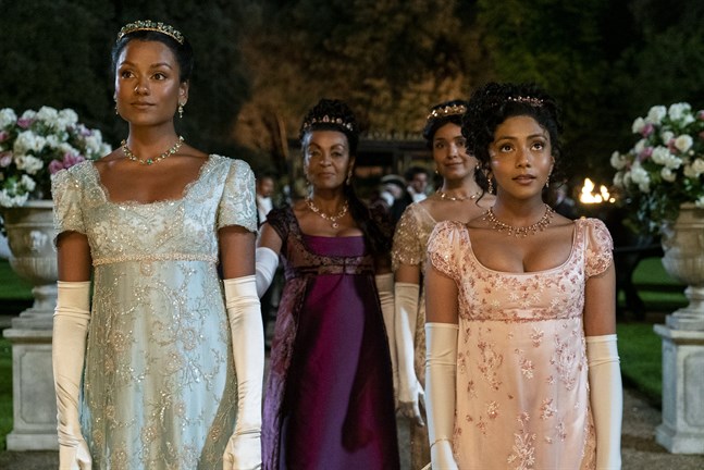 Simone Ashley, Adjoa Andoh, Shelley Conn, och Charithra Chandran spelar i säsong två av "Familjen Bridgerton". Pressbild.