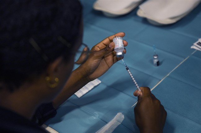 En sjukvårdare i Köpenhamn förbereder en vaccindos mot covid-19. Arkivbild.