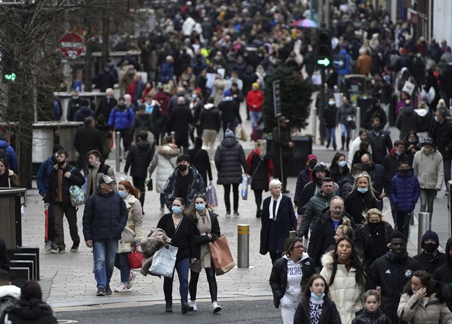 Julshopping i Glasgow, där nya avståndskrav i offentliga lokaler nu införs.
